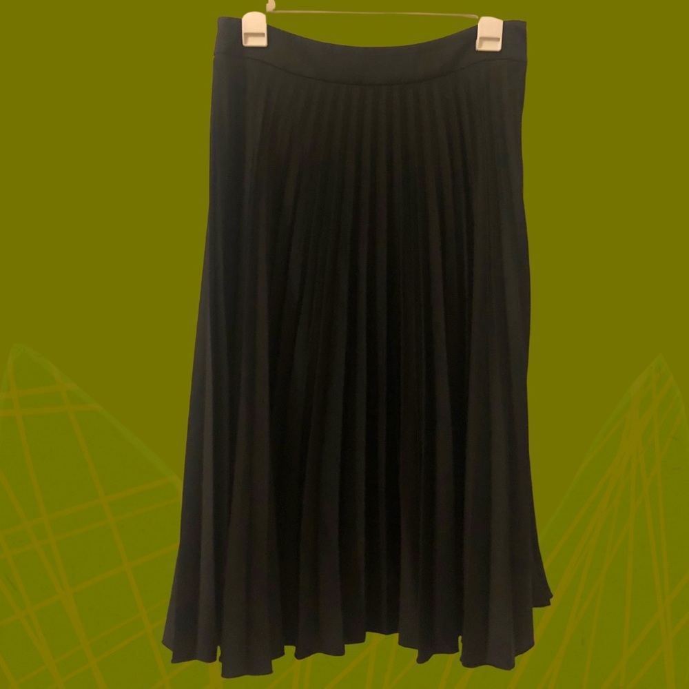 H & M pleated black midi skirt